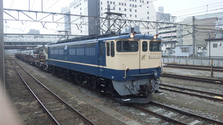 EF65-1107とチキ( 八王子駅)