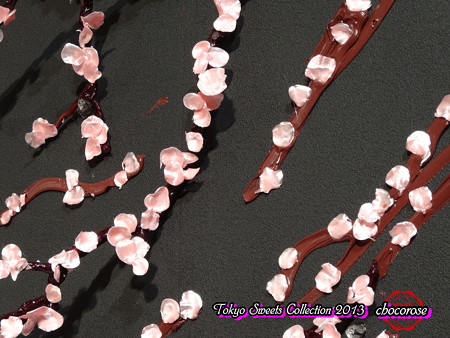 チョコレートに飴の桜の花びら